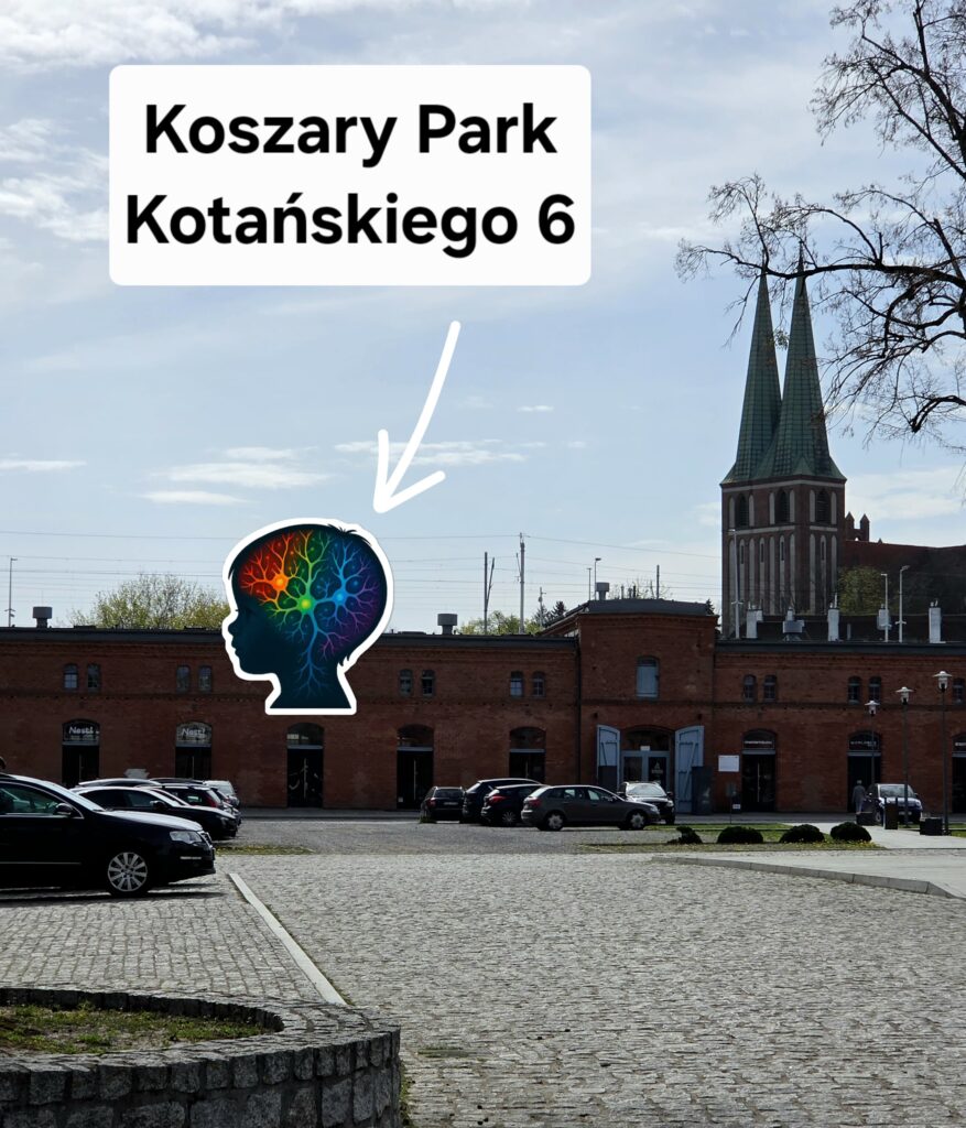 Wejście do budynku Koszary Park przy ul. Kotańskiego 6 w Olsztynie, w którym mieści się gabinet terapii sensorycznej Siódmy Zmysł prowadzony przez Anetę Zawadzką.